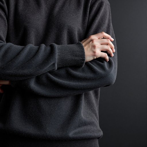 三十二岁左右男性运营经理头像，穿灰色毛衣，白色背景，专业管理人员形象